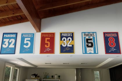 Sobre una de las paredes del quincho, están enmarcadas las camisetas de los clubes en los que jugó Leandro. También la de su actual equipo, el PSG.