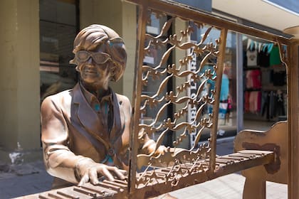 Sobre una peatonal de la ciudad se detecta la escultura en bronce de Leonor Marzano (1925-1991), considerada la madre del cuarteto, la creadora de este ritmo en 1943. 