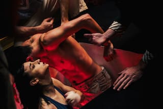 La obra que transforma el sótano del Colón en un gimnasio de crossfit plagado de tensiones