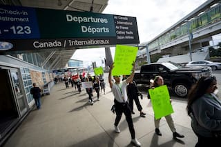 Sobrecargos de Air Canada mantienen paro; junta industrial declara ilegal la huelga