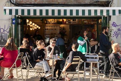 Sobremesa en el café Sante de Pocitps