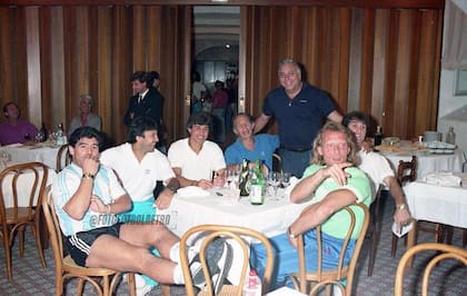 Sobremesa en el Mundial 90, con Diego (único con la camiseta puesta), Olarticoechea, Giusti, Mariani, Profe Echevarría y Ruggeri.