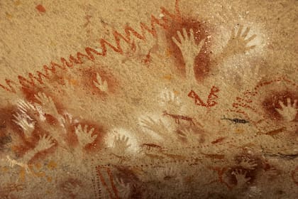 Sobresalen las escenas en las cuales los animales figuran perseguidos y rodeados por los cazadores, atrapados y muertos con ayuda de sus armas largas y bolas de piedra