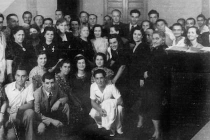 Sobrevivientes de Auschwitz que volvieron a Rodas, retratados en una fotografía del libro Un día más de vida: la odisea de David Galante, de Martín Hazan
