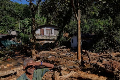 Sobrevivientes de un deslizamiento observan los daños causados en la aldea de Sarasavigama, en Kandy, Sri Lanka, el lunes 1 de diciembre de 2025