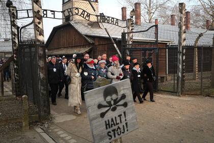Sobrevivientes y familiares recorrieron el campo de concentración de Auschwitz a 75 años de la liberación de los detenidos