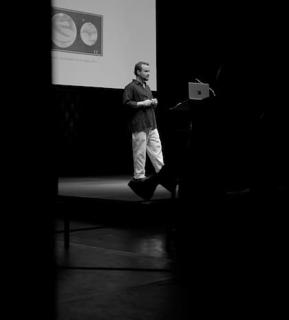 "Sobrevivir y expandir la vida de la humanidad sería excelente, pero no obligatorio", sostiene Moynihan