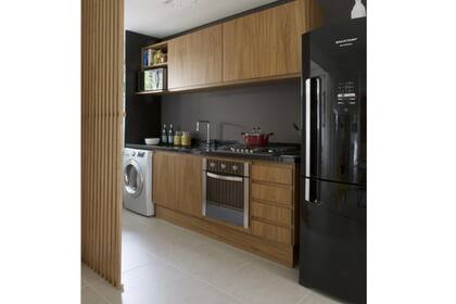 Sobriedad en estado puro: la gran apuesta en este espacio es el divior de ambientes realizado en madera, con el mismo tono que los muebles de cocina (foto: casadevalentina.com.br ).