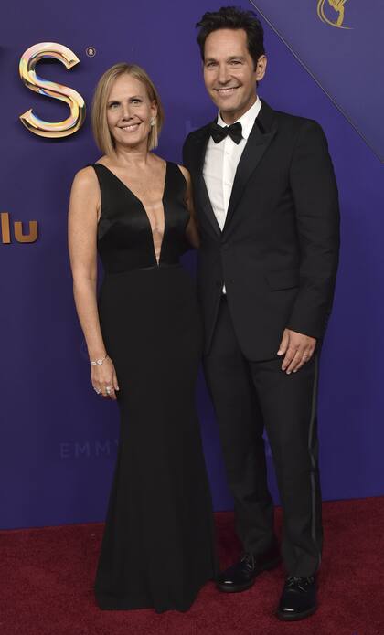 Sobrios, correctos, elegantes y de negro: así aparecieron en escena Paul Rudd, nominado a Mejor actor de reparto por su trabajo en Only murders in the building, y su mujer, Julie Yaeger