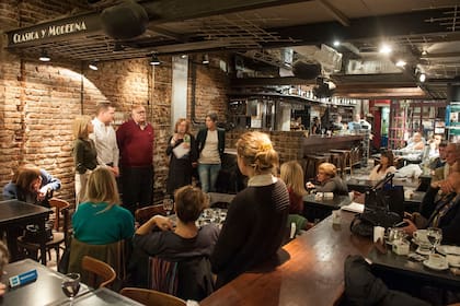 Alejandro Monod (de suéter bordó) en el reconocimiento a Natu Poblet como personalidad destacada de la cultura porteña, en Clásica y Moderna, en mayo de 2018