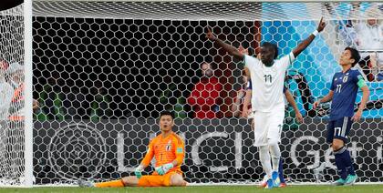 Soccer Football - World Cup - Group H - Japan vs Senegal - Ekaterinburg Arena, Yekaterinburg, Russia - June 24, 2018 Senegals Badou Ndiaye celebrates their first goal scored by Sadio Mane as Japans Eiji Kawashima and Makoto Hasebe reacts REUTERS/Carlos Garcia Rawlins