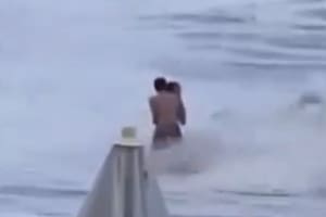 Estaba con su pareja en la playa, la arrastró una ola y desapareció