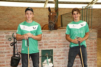 Sociable, la premiada Tía Ramona mira curiosa entre Barto, su jinete, y Camilo; La Natividad ha invertido, y mejorado, mucho en caballada.