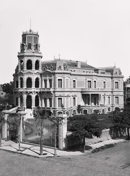 Miraflores, la residencia de Av. Rivadavia 6400 que Inés Indart legó a la rama Dorrego Ortiz Basualdo de su familia.