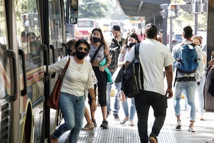 Con el retorno de las clases presenciales unas 400.000 personas se volcaron a la calle; al menos 180.000 utilizaron el transporte público