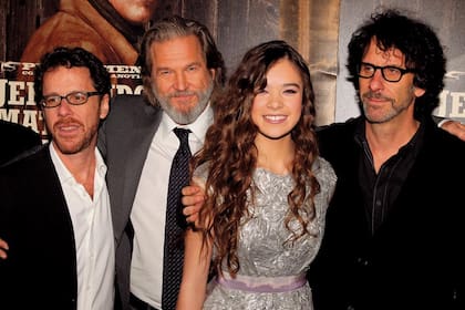 Socios. Ethan Coen, Bridges, la actriz Hailee Steinfeld y Joel Coen, artífices de Temple de acero, el film que ubicó a la actriz en el mapa