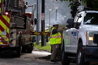 Socorristas buscan a desaparecidos tras incendio en edificio de apartamentos de Dallas