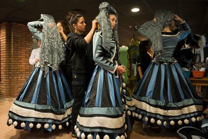 Detalle de los trajes del cuerpo de baile en el backstage