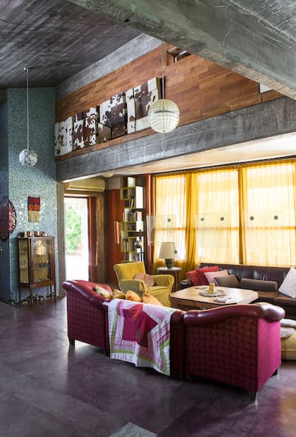 Sofá art déco retapizado en cuero con respaldo de género tejido (Casa Almacén) y quilt hecho por Carmela y Aída Sirinian.