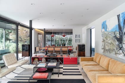 Sofá (BoConcept). Sillones ‘Barcelona’ de cuero blanco.