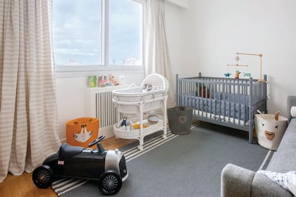 Sofá-cama tapizado en gabardina de diferentes tonos (Studio VS). Cuna laqueada en azul grisáceo (Krethaus).