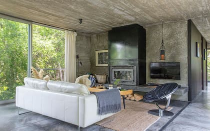 Sofá de cuero (Divino). Sillón ‘Madrid’, diseñado en 1970 por el arquitecto argentino Horacio Baliero para la marca Stilka-Buró (Clásico Contemporáneo). Alfombra de yute (Tiendas Montevideo).