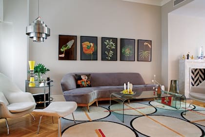 Sofá de Englander & Bonta y sillón estilo 'Womb'. Fotos de Leandro Fara y Beto Gutiérrez. Sobre la mesa redonda, obra de Carolina Iotti (Imperfecto Iotti). Alfombra (El Espartano).