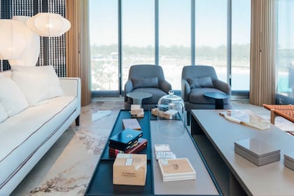 Sofá de Poltron Interiors tapizado con género de Zanav. Las lámparas de Fábrica de luz se colgaron "al revés", usando un tensor y dejanto el cable hacia abajo para dar una idea de luz flotante.