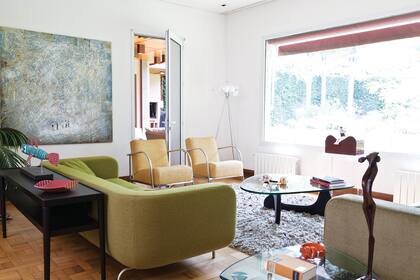 En el centro del living, un clásico moderno: la mesa de Isamu Noguchi. Lámpara de pie italiana ‘BellaDonna’, de Mauro Bertoldini para MoveLight. Sobre la mesa de arrime, una nueva escultura de una pareja, esta vez de un artista de Burkina Faso. Sofá de tres cuerpos de la firma italiana Minotti.