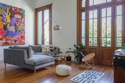 Sofá en L (Laboratorio de Objetos). Obra (Amparo Viau). Alfombra comprada en la Casa de Indalecio Gómez (Salta) confeccionada por tejedores que integran El Camino de los Artesanos.