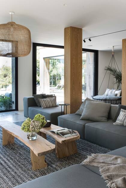 Sofá esquinero (diseño de Grin Arquitectos) y almohadones (Ramos Generales). Alfombra (Elementos Argentinos).