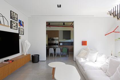 Sofá ‘Georgian’ (Paul French Gallery) y dúo de mesas bajas (Krethaus). Módulo suspendido en petiribí (Estudio Karina Kreth) con velador ‘Vapeur’ (Moustache).