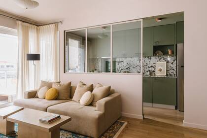 Sofá (Helmut). Cortinas de gasa (Tienda Mayor)