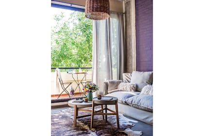 Sofá ‘Iker’ de bull gris ($27.000, Diamante Sillones) con manta ($3.420, Petite Margot). Sobre un cuero comprado en Santa Rosa ($2.900, Artesanías Argentinas), mesas bajas chica ($5.400) y grande ($6.200, todo de Talleres Sustentables), con jarrón de cerámica ($590) y velas aromáticas ($289, todo de