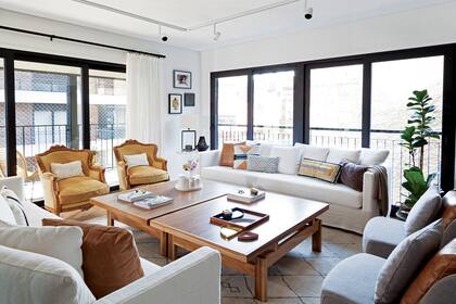 Sofá (Larralde-Spelzini) con funda de lino (Zanav), sillones heredados retapizados en terciopelo, mesa baja de dos módulos (Bull para Larralde-Spelzini). Alfombra (Kasbah).