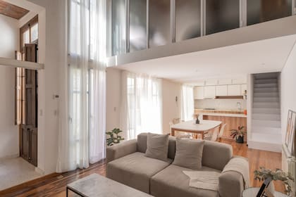 Sofá (Lobo). Cortinas (Id Roll Sistemas).