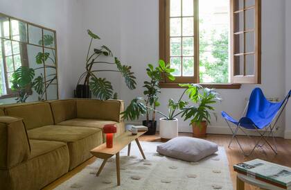 Sofá (Lobo). Mesa ratona (La Base Studio). Lámpara de mesa roja (Ikea). En línea con la idea de incorporar destellos de color, la tradicional silla ‘BKF’ se eligió en azul eléctrico