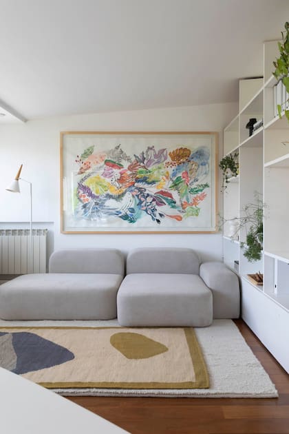 Sofá (Luciana Godoy para Helmut). Lámpara de pie (Juan Diciervo). Obra (Ignacio de Lucca).