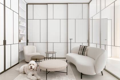 Sofá 'Lunam', diseño de Patricia Urquiola (Kartell), mesita y poufs de la colección 'Sen' (los tres, DePadova) y lámpara de pie 'Oblique' (Flos). El Aussie Labradoodle, compañero fiel de la dueña en esta aventura.