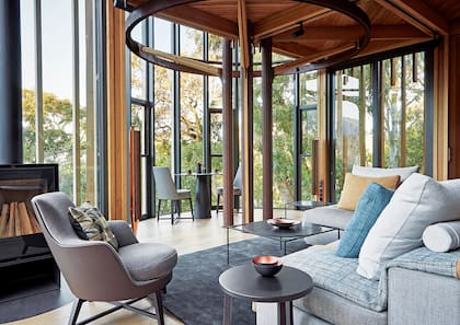 Sofá modulable de Antonio Citterio (Flexform) con almohadones de lino; mesitas de acero negro con tapa de mármol.