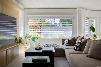 Sofá modular (Helmut). Cortina en blackout ‘Duette’ de Hunter Douglas (Gabriela Pérez Elizalde). Mesa ratona ‘Loos’ (Tortuga).