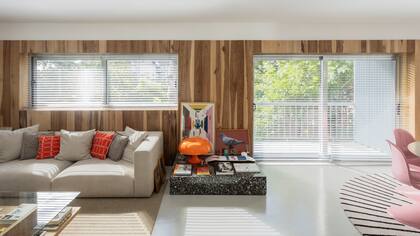 Sofá 'Noche' (Helmut). Módulo de terrazzo diseñado por el Estudio y desarrollado por Pimux. Apoyada ahí, la icónica lámpara 'Nesso', de la firma italiana Artemide