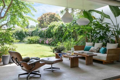 Sofá restaurado y sillón ‘Ottoman’, reconocido diseño del matrimonio Eames. Almohadones (Pezkoi).