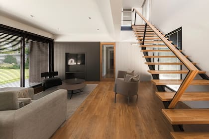 Sofá, sillones y mesas ratonas (Quintana Casa). Alfombra (Mihran). Puerta corredera en cedro macizo.