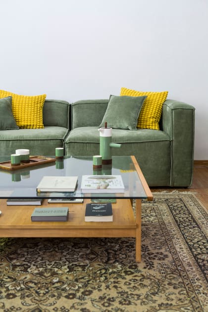 Sofá y almohadones a tono (Mi Casa Sillones) y ocres (Ikea). La alfombra y el juego de té son de herencia familiar. Mesa ratona (Good Wood).