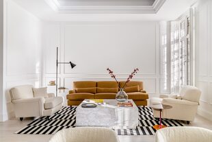 Sofá y dúo de poltronas (DePadova), mesa en mármol de Carrara y la misma alfombra (Ikea) que en el comedor. 
