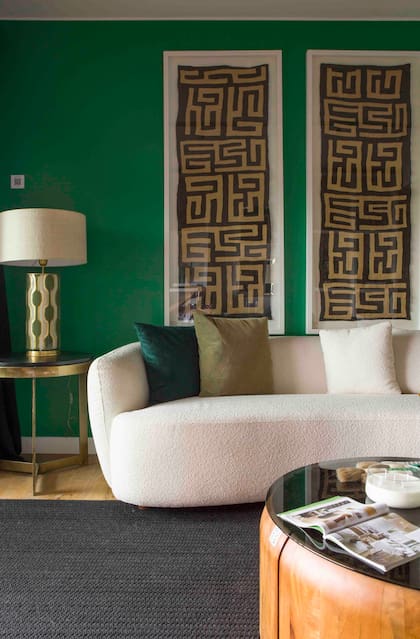 Sofá y veladores con pie de cerámica (Salazar Casa). Textiles africanos tipo Kuba enmarcados (colección personal de Sandy Cairncross).