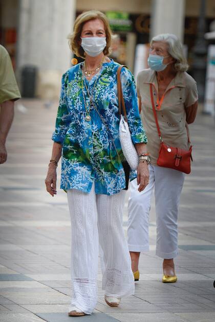 Una imagen de sus vacaciones en Mallorca. Este fue un verano muy diferente, en el que apenas salió de palacio y que cerró implicándose en una de sus causas medioambientales: la liberación de una tortuga