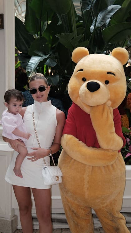 Sofi Calzetti, el Kun Agüero y Olivia disfrutaron de un día en Magic Kingom (Foto: Instagram @soficalzetti)