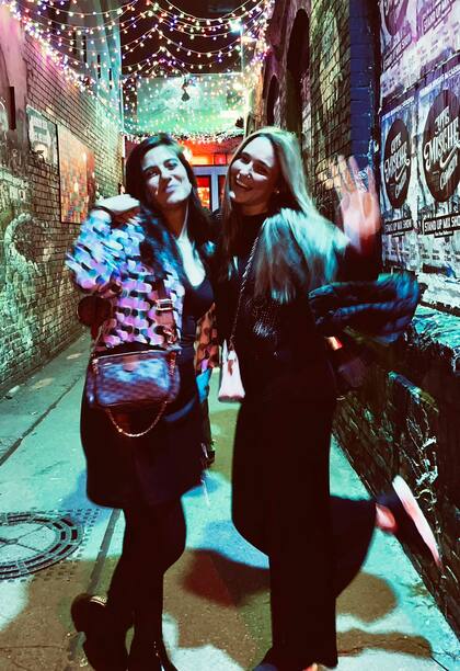 Sofi (derecha), junto a una amiga en una noche en Kreuzburg, una zona de bares y clubes.